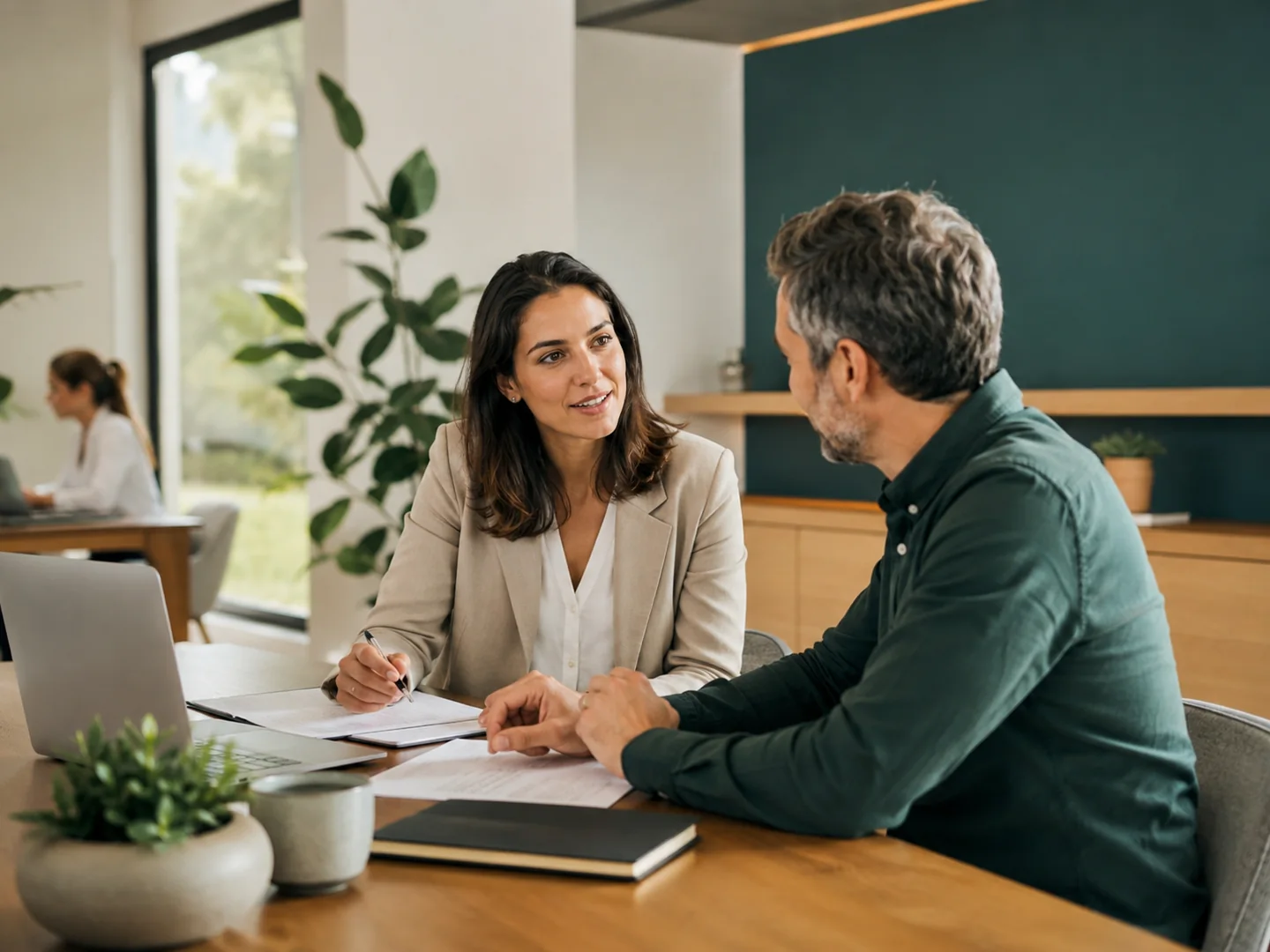 Profissional conversando com empresário em um escritório contemporâneo